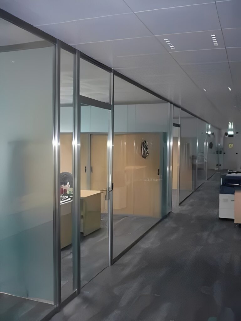 Dettaglio finiture pareti divisorie mobili ufficio modello Svizzera installate in sala direzionale