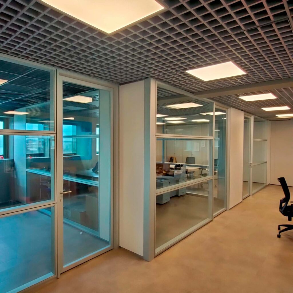 Installazione pareti divisorie mobili per ufficio modello LD con profili in acciaio a Milano
